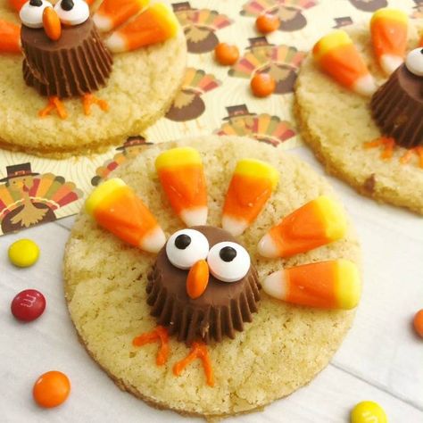 A quick and easy kid friendly turkey sugar cookie recipe. I share two different ways to decorate these cookies as well. | #thanksgiving #dessert #turkey #Cookies #kidfriendly #party #easy #sugarcookie #candytoppedcookies Turkey Sugar Cookies, Cute Thanksgiving Desserts, Thanksgiving Turkey Cookies, Thanksgiving Desserts Kids, Turkey Treats, Turkey Cookies, Thanksgiving Desserts Easy, Kids Thanksgiving, Thanksgiving Cookies