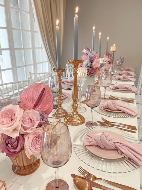 Pink Gold Table Setting, Pink Party Decorations Graduation, Blush Pink Party Ideas, Shades Of Pink Dinner Party, Pink Dinner Aesthetic, Pink Brunch Decor Ideas, Light Pink Table Setting, Pink And Gold Tablescape, Pink Round Table Decorations