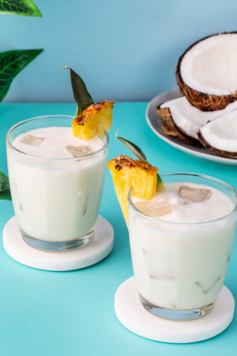 You simply have to try a tropical pina colada at least once a summer – it's an absolute must! 😍 But today we're going to show you how to make it even better than any bar and more unusual with this recipe.  𝐈𝐧𝐠𝐫𝐞𝐝𝐢𝐞𝐧𝐭𝐬: 4 cl Mozart Coconut Chocolate Liqueur 5 cl Pinapple juice 3 cl Rum 2 cl Whipped cream 2 cl Coconut milk 1 Pinapple slice Spring Drinks, Mocktail Drinks, Summer Drink Cocktails, Spring Drink, Italian Soda, Ice Cream Floats, Cocktail And Mocktail, Coconut Chocolate, Picnic Decorations