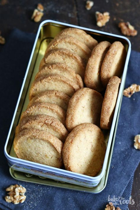 Walnut Shortbread Cookies, Toffee Shortbread Cookies, Maple Toffee, Toffee Shortbread, Walnut Shortbread, Cookies With Walnuts, Shortbread Recipe Easy, Shortbread Cookies Recipe, Maple Cookies