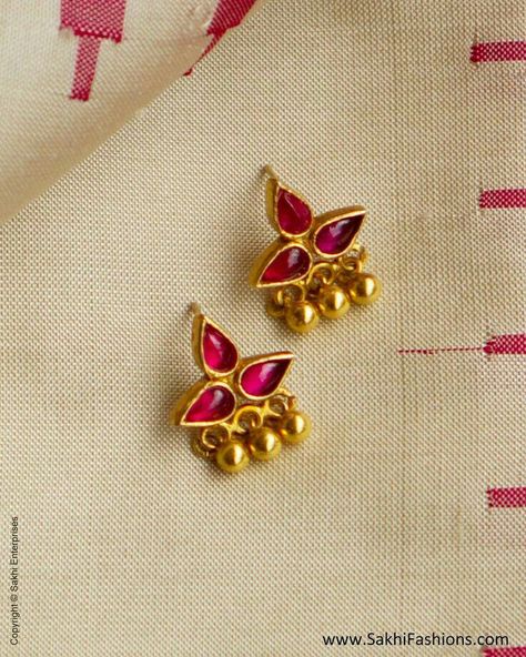 Stone Studs Gold, Temple Jewellery Earrings, Antique Gold Earrings, Round Diamond Earrings, Antique Gold Jewelry Indian, Gold Jewelry Simple Necklace, Studs Gold, Antique Jewelry Indian, Black Beaded Jewelry