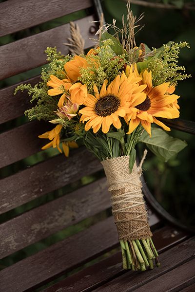 Rustic wedding bouquet Deco Champetre, Bridal Sunflowers, Rustic Wedding Bouquet, Arrangement Ideas, Sunflower Bouquets, Rustic Country Wedding, Deco Floral, Sunflower Wedding, Pearl Flower