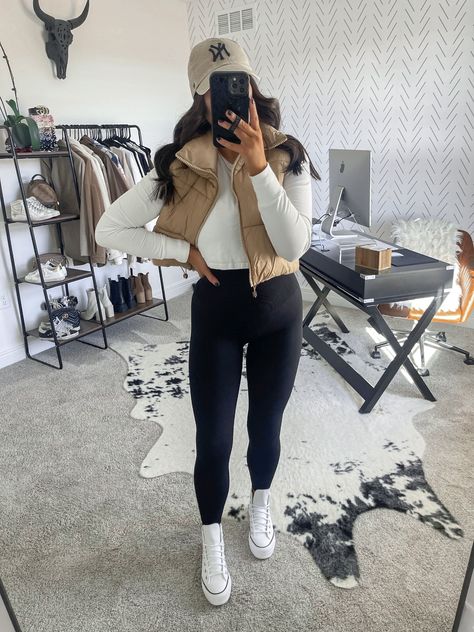 Black Onesie Outfit, Tan Puffer Vest Outfit, Nails And Outfits, Black Jumpsuit Outfit Ideas, Cropped Vest Outfit, Cropped Puffer Vest Outfit, Puffer Vest Outfits For Women, Outfit Puffer Vest, Tan Puffer Vest