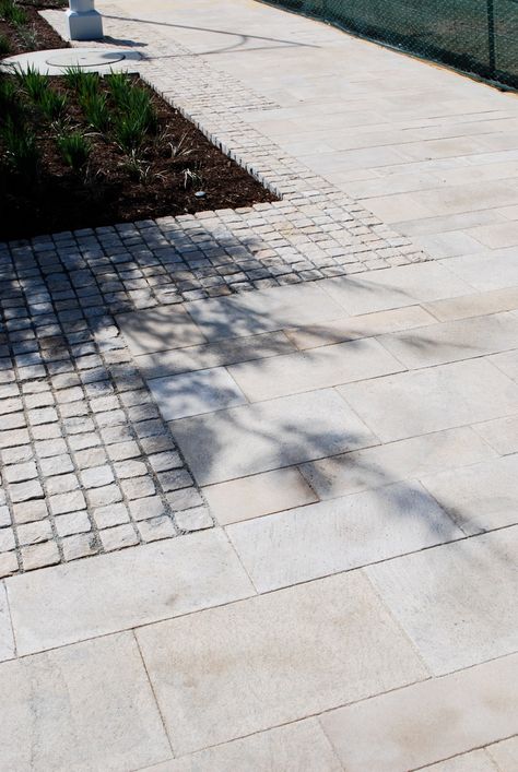 Pavement Design Landscaping, Paving Pattern Landscape, Modern Sidewalk, Landscaping Sidewalk, Concrete Pavers Walkway, Pavers Walkway, Walkway Designs, Sidewalk Landscaping, Cobblestone Paving