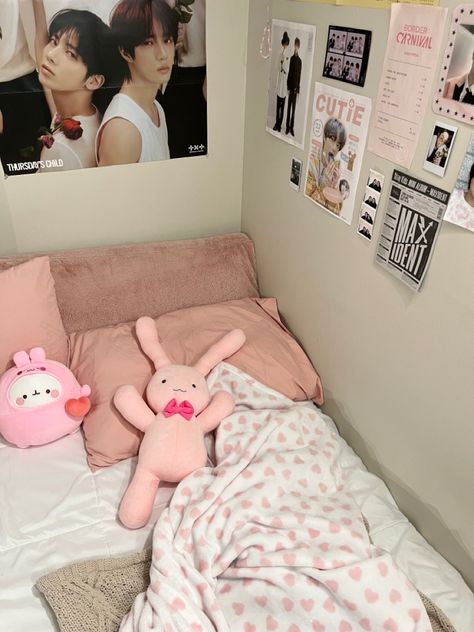 Saranghae Tracy Room, Saranghoe Tracy Bedroom, Aesthetic Headphones, Design My Room, Hello Kitty Rooms, Cleaning My Room, Pink Room Decor, Wardrobe Room, Girl’s Room