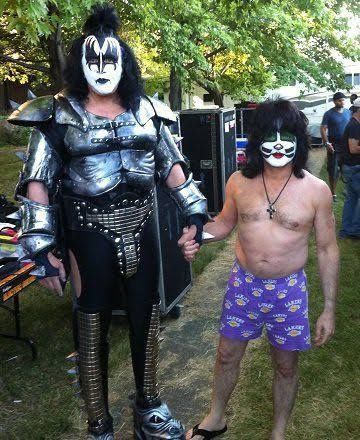 Gene Simmons Funny, Kiss Band Funny, Singer Photo, Gene Simmons Kiss, Kiss Funny, Eric Singer, Eric Carr, Kiss Members, Peter Criss