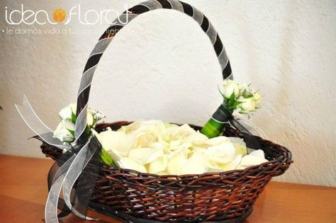 Canasta para pétalos decorada con pequeños bouquets. B 12, Wicker Baskets, Picnic Basket, Decorative Wicker Basket, Costa Rica, Bouquets, Quick Saves