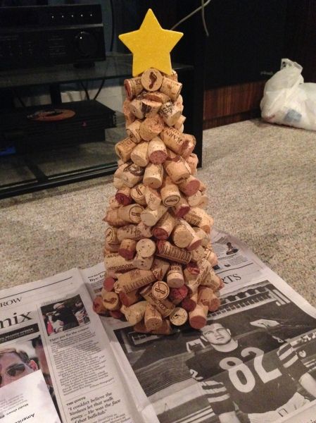 Wine Christmas Tree, Cork Christmas Tree, Wine Cork Crafts Christmas, Wine Cork Christmas, Wine Cork Christmas Tree, Cork Diy Projects, Cork Crafts Christmas, Cork Christmas, Cork Christmas Trees