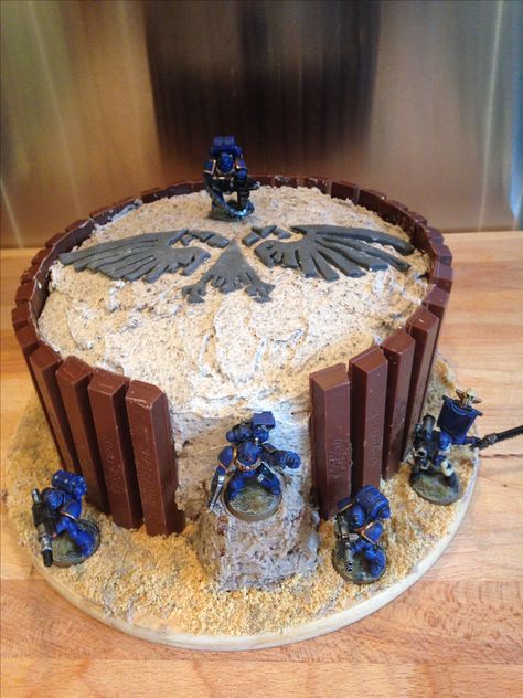 Warhammer Oreo cake Warhammer Party Ideas, Warhammer Birthday Party, Warhammer Cake Ideas, Warhammer Birthday Cake, Warhammer 40k Birthday Party, Warhammer Cake, Marine Cake, Diy Cupcakes, Oreo Cake