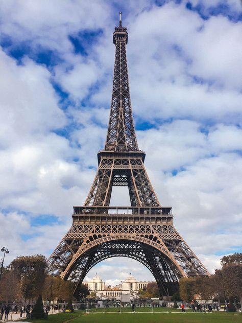 Eiffel Tower in Paris, France. Here's your perfect itinerary for 2 days in Paris! #paris #travel #france #europe #traveltips Prancis Paris, 2 Days In Paris, Hotel Des Invalides, Amsterdam Itinerary, Eiffel Tower Photography, France Eiffel Tower, Paris Dream, Paris Itinerary, Paris Wallpaper