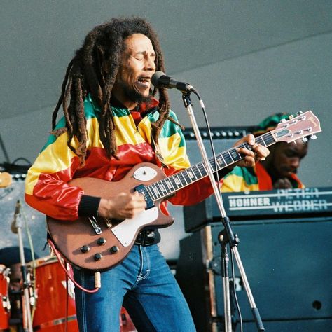 Reggae Aesthetic, Rastafarian Beliefs, Bob Marley Concert, Collarless Leather Jacket, Red Jacket Leather, Bob Marley Pictures, Celebrity Inspired Outfits, Jamaica Reggae, Celebrities Who Died