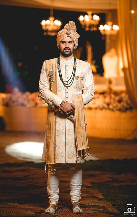 Groom Poses In Sherwani, Groom Sherwani Poses, Navrdev Photo, Indian Groom Poses Portraits, Groom Shoot Poses, Groom Portraits Indian, Groom Single Poses, Groom Solo Poses, Groom Poses Indian