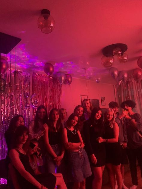 Night Out Aesthetic Friends, Sweet 16 Party Photos, 16 Clumsy And Shy, Chill Bday Party Ideas, Teenage Birthday Party Aesthetic, Birthday Core Aesthetic, Sweet Sixteen Party Aesthetic, Sweet Sixteen Aesthetic Party, Birthday Party Pictures With Friends