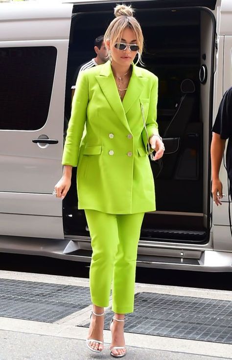 Ladies Trouser Suits, Top In Pizzo, Lily Donaldson, Stylish Suit, Woman Suit Fashion, Suit Style, Gwyneth Paltrow, Blazer Outfits, Priyanka Chopra