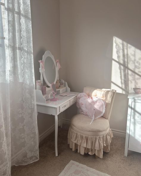 Girl world 👼🏼🎀🪞💋🦢✨ #home #homedecor #pinkaesthetic #coquetteaesthetic #coquette #pinterestaesthetic #pinterestinspired #girlworld #roomdecor #apartmenttherapy #softgirlaesthetic #softgirl #imjustagirl #girlythings #romantic Home Decor Romantic, Small Princess Room, Coquette Small Room, Small Coquette Bedroom, Coquette Chair, Hyperfeminine Room, Pretty Room Aesthetic, Coquette Bookshelf, Coquette Apartment