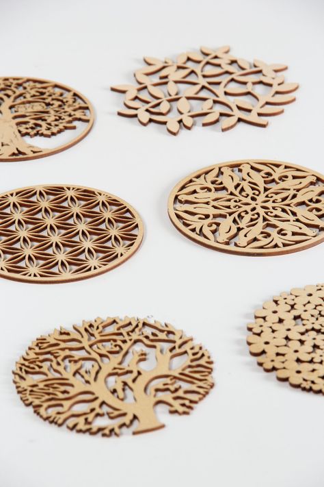 Laser Cut Coaster, Laser Cut Decor, Tafel Decor, Laser Cut Plywood, Laser Cut Wood Crafts, Laser Engraved Ideas, Wooden Slices, Tea Coaster, Cnc Projects