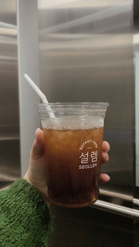 Korean Americano Coffee, Korea Coffee, Korean Coffee, Acubi Style, Korean Cafe, Pantry Food, Iced Americano, Iced Coffee Drinks, Americano Coffee