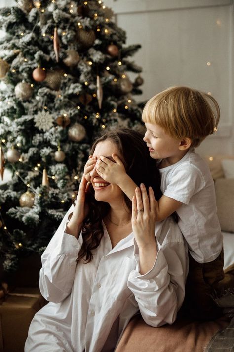 Christmas Mini Shoot, Christmas Photography Family, Baby Christmas Photography, New Year Photoshoot, Christmas Baby Pictures, Christmas Poses, Christmas Family Photoshoot, Baby Christmas Photos, Holiday Photoshoot