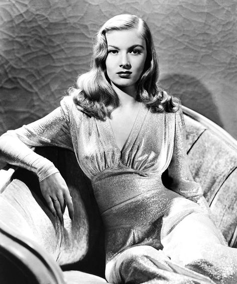 New 'Film Noir Style' Book Details Backstories Behind 1940s-Era Costumes | Hollywood Reporter Boo Hairstyle, Veronica Lake Hair, 1940 Hollywood, 40s Hair, The Veronicas, 1930s Hair, Glamour Hair, Vintage Hollywood Glamour, Veronica Lake