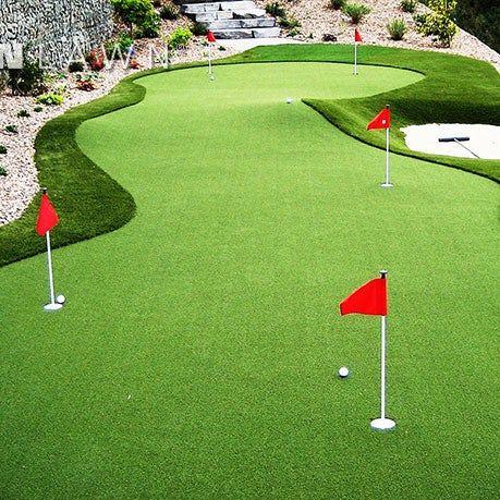 Best backyard putting greens: Wow your golf buds with these custom greens Grass Walkway, Turf Backyard, Playground Landscaping, Green Backyard, Large Backyard Landscaping, Golf Green, Mini Golf Course, Large Backyard, Backyard Playground