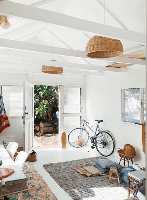 Get The Look: The California Surf Shack casual cool California Surf Shack, Style Californien, Tropical Home Decor, Surf House, Surf Shack, Beach Shack, California Surf, Beach Cottage Decor, Beach House Interior