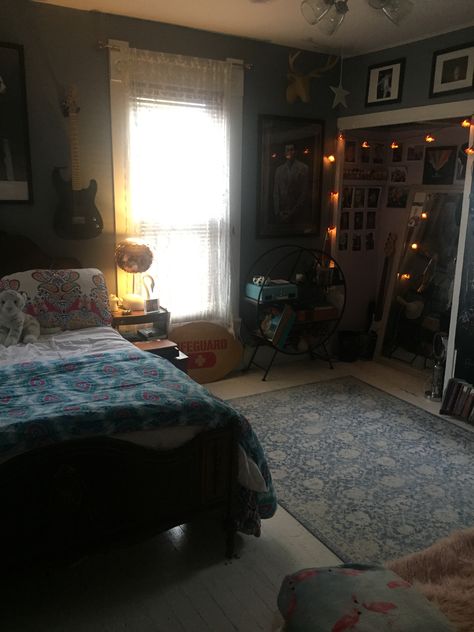 Daughter’s room eclectic Plain Room Aesthetic, Room Inspo 80s, Thought Daughter Room, Youtube Room Ideas, Twee Room, 2000's Bedroom, Tomboy Room Ideas Bedrooms, 2010s Bedroom, Basic Room Aesthetic