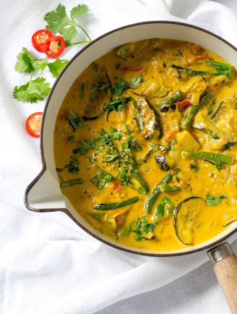 This creamy zucchini curry (courgette curry) is delicately spiced but packed with flavour. A great way to use up a glut of zucchini/courgettes. #Vegan #TheVegSpace Corriander Recipes, Vegetable Curries, Vegetable Curry Recipes, Creamy Zucchini, Tofu Curry, Veg Curry, Vegan Zucchini, Tasty Vegetarian Recipes, Vegetable Curry