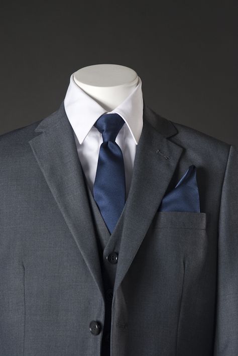 I like these colors - a nice dark grey suit and navy blue ties Dark Grey Suit With Navy Tie, Grey Suit Navy Tie Wedding, Dark Grey Suit Blue Tie, Grey Suit Blue Tie, Dark Grey Suit, Navy Groomsmen, Grey Tux, Formal Uniform, Blue Tux