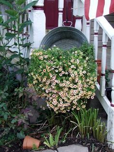 Galvanized tub suspended on a shepherds hook with flowers spilling out Galvanized Decor, Galvanized Tub, Galvanized Buckets, 강아지 그림, Garden Containers, Unique Gardens, Container Gardens, Container Garden, Country Gardening