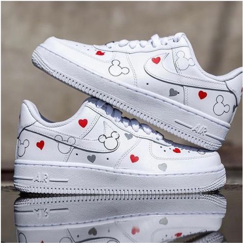 Mickey Mouse Air Force 1, Disney Painted Shoes, Mickey Mouse Shoes, Shoe Painting, Disney Sneakers, Painting Shoes, Custom Sneakers Diy, Tenis Nike Air, Air Force 1 Shoes