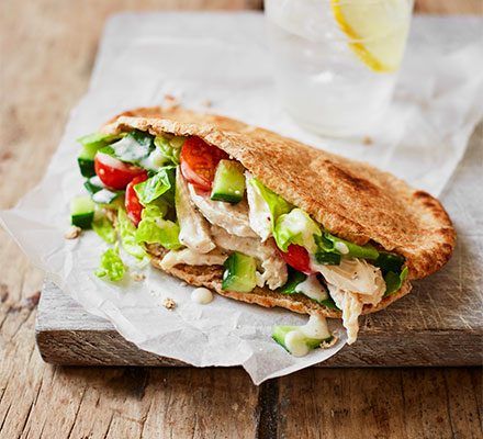 Caesar pitta Quick Lunch Ideas For Work, Pitta Bread Recipe, Quick Lunch Ideas, Healthy Sesame Chicken, Pita Sandwich, Lunch Ideas For Work, Healthy Packed Lunches, Pitta Bread, Classic Caesar Salad