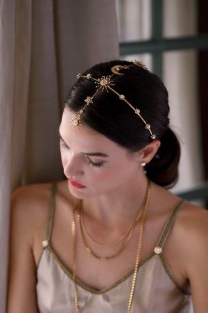 Head Accessories Aesthetic, Head Jewelry Headpieces, Fancy Hair Accessories, Celestial Crown, Bridal Crown Tiara, Fancy Short Dresses, Sea Earrings, Wedding Headpieces, Headpiece Jewelry