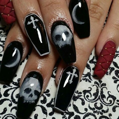 Step into the New Year with style - explore chic and sparkling nail designs! Pretty Poison, Nails Kids, Horror Nails, Spring Nails Ideas, Skull Nails, Punk Nails, Gothic Nails, Goth Nails, Grunge Nails