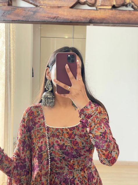 Smart Casual Dress, Eid Outfit, Anarkali Dress Pattern, Simple Kurta Designs, Pakistani Fashion Casual, Casual Indian Fashion, Desi Fashion Casual, Long Kurti Designs, Casual College Outfits