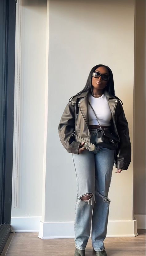 Leather Jacket Outfits Black Women, Leather Jacket Outfit Black Women, Concert Fits Winter, Zara Jacket Outfit, Styling Leather Jacket, Gray Leather Jacket Outfit, Oversized Jean Jacket Outfit, Black Leather Jacket Outfit, Leather Jacket Outfit