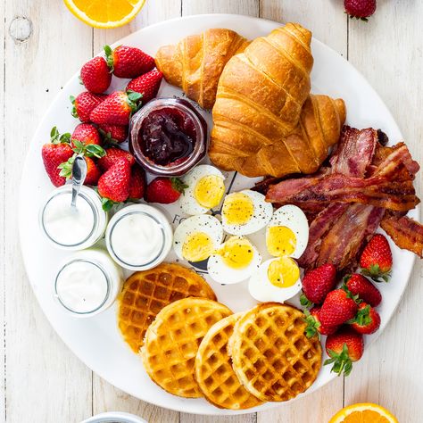 Easy breakfast board Fitness Meals, Breakfast Board, Breakfast Platter, Pasti Sani, Cucumber Recipes Salad, Makanan Diet, Läcker Mat, God Mat, Deilig Mat