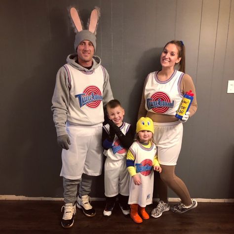 Wasn't able to find much (p)inspiration when I was trying to put together our family Space Jam costumes, so I thought I'd share! Family Space Jam Costumes, Space Jam Group Costume, Toon Squad Costume Space Jam, Space Jam Trunk Or Treat, Space Jam Family Halloween Costume, Tune Squad Costume, Space Jam Outfit, Space Jam Costume, Lola Bunny Costume