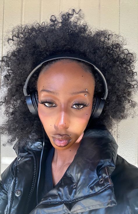 Afro Headphones, Big Forehead Black Women, Big Forehead Aesthetic, Afro Alternative, Braid For Big Forehead, Big Forehead Hairstyles, Headphones Style, Black Feminity, Make Up Lips