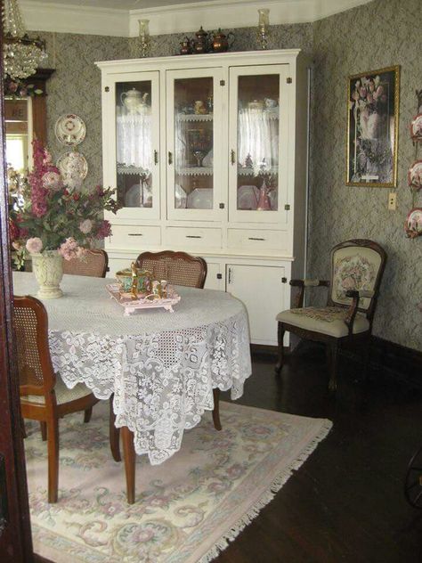 . Rooms Decoration, Chic Dining Room, Shabby Chic Dining, Cottage Aesthetic, Casa Vintage, Shabby Chic Interiors, Shabby Chic Bedroom, Chic Kitchen, Shabby Chic Kitchen