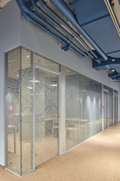 So neat - a mixture between privacy and openness.   Call us if you want to add some pizzazz to your office lighting!  www.citylighting.com Glass Film Design, Office Graphics, Decoration Vitrine, Corporate Office Design, Glass Office, Office Window, Window Graphics, Lan Can, Film Design