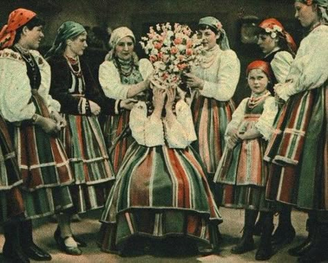 Polish Traditional Costume, Polish Dress, Slavic Aesthetic, Polish Folklore, Polish Wedding, Polish Traditions, Baba Jaga, Polish Culture, Slavic Folklore