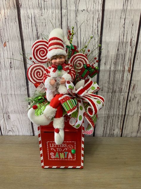 Elf Centerpieces Diy, Grinch Centerpiece, Christmas Table Centerpieces Diy, Xmas Arrangements, Sleigh Decorations, Elf Centerpieces, Christmas Sleigh Decorations, Chrismas Crafts, Christmas Mailbox