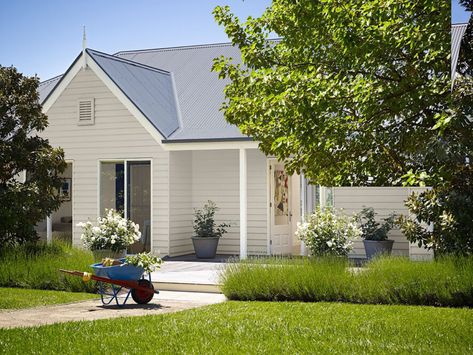 Neutral Californian Bungalow White Fascia Gable and Dark Grey Roof and Trees with Grass - Inspirations Paint Surfmist Exterior, White Weatherboard House, Cream Colored Houses, Aspen Snow, Weatherboard Exterior, Outdoor Hallway, Colorbond Roof, Californian Bungalow, Weatherboard House