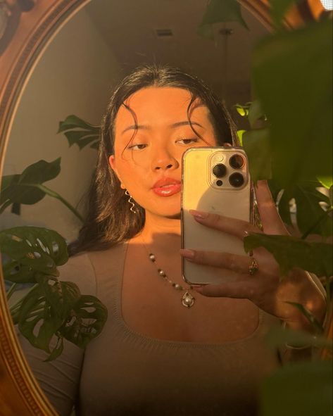 Plant selfie
Golden hour
Ethereal
Mirror picture
Mirror selfie
Mirror pic
Goddess energy Plant Selfie Aesthetic, Golden Hour Mirror Selfie, Golden Hour Selfie Poses, Horizontal Selfie, Golden Hour Selfie, Aesthetic Golden Hour, Foto Insta, Selfie Aesthetic, Greek Goddess Costume