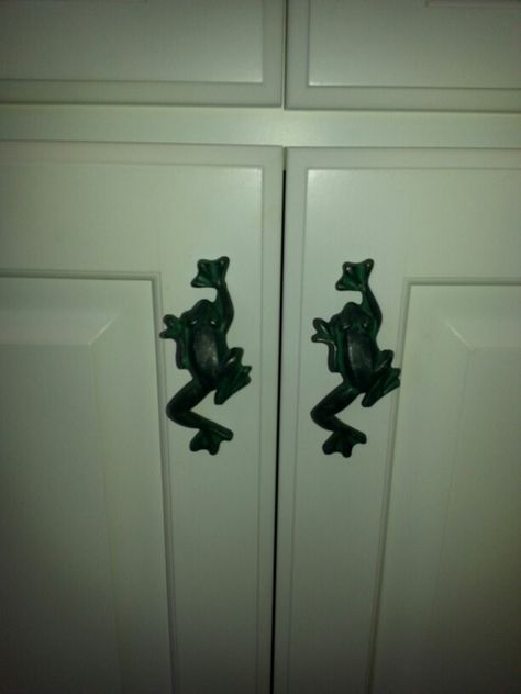 Frog handles on kitchen cupboards Frog Kitchen Theme, Frog Kitchen Decor, Frog Themed Bathroom, Frog Bathroom Decor, Frog Bedroom, Frog Items, Frog Kitchen, Frog Bathroom, Mermaid Cave