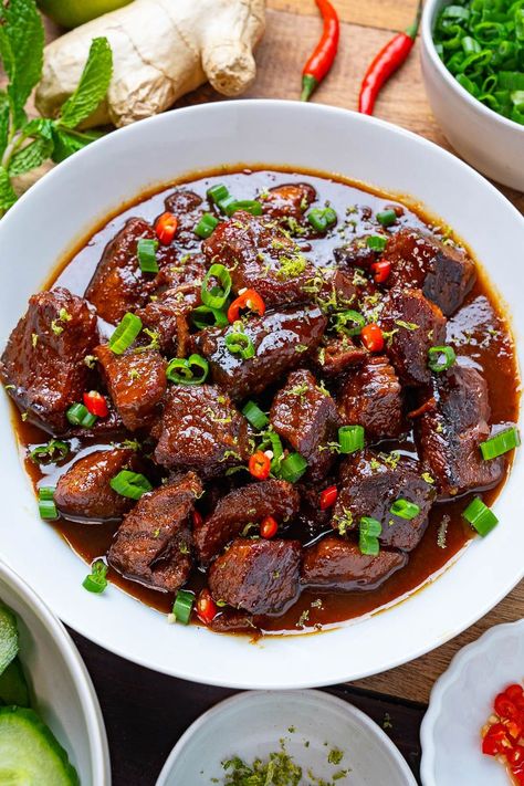 Vietnamese Caramel Pork Reheat Steak, Steak Recipes For Dinner, Caramel Pork, Vietnamese Pork, Vietnamese Cuisine, Recipes For Dinner, Pork Dishes, Recipes Vegetarian, Asian Cooking