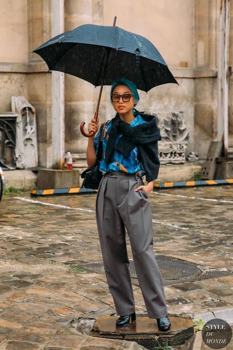 Paris FW 2020 Street Style: Margaret Zhang Rainy Outfit, Winter Moodboard, Margaret Zhang, 2020 Street Style, Reportage Photography, Outfit Formulas, Fashion Week Street Style, Street Chic, Spring Summer Outfits