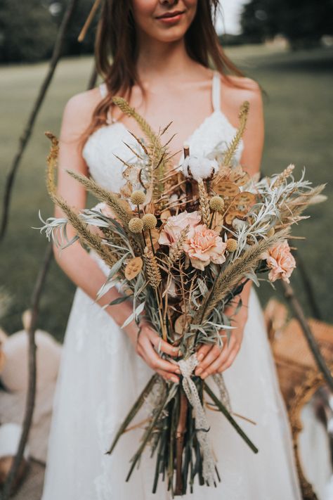 Wedding Bouquets With Wheat, Wheat Wedding Bouquet, Wheat Flower Arrangement, Bouquet With Wheat, Prairie Bouquet, Tipi Wedding Ideas, Wedding Ideas Bohemian, Autumn Wedding Ceremony, Long Bouquet