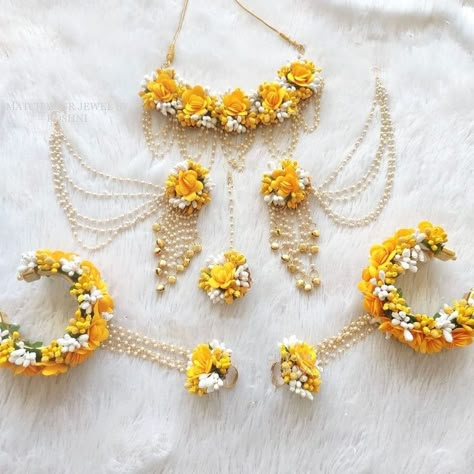 Buy Floral White and Yellow Jewelry Set for Brides and Bridesmaid Online in India - Etsy Flower Haldi Jewellery, Mehendi Jewellery For Bride, Haldi Flowers Jewelry For Bride, Haldi Accessories For Bride, Haldi Jewellery Bridal Flowers, Haldi Floral Jewelry, Floral Jewellery For Haldi, Jewellery For Haldi, White Jewelry Set