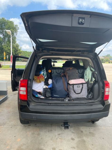 Jeep packed with luggage for trip across the country Packed Luggage Aesthetic, Medicine Pic, Medicine Pic Snapchat, Trucks For Sell, Cracked Iphone, Luggage Packing, Everyday Bag Essentials, Shopping Pictures, Linda Smith